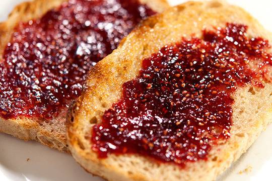 Печени филийки с масло и сладко от малини