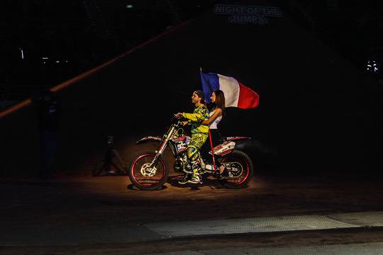 Бензин в кръвта и яки мацки в клинове на Night Of The Jumps в София (СНИМКИ)