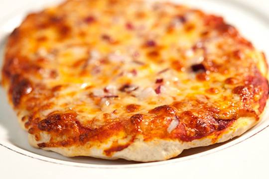 Пица с моцарела и червен лук