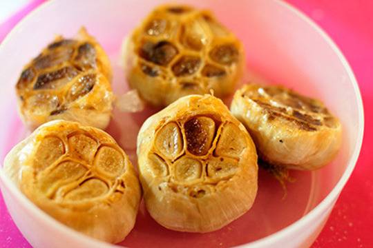 Печен чесън с мед и масло