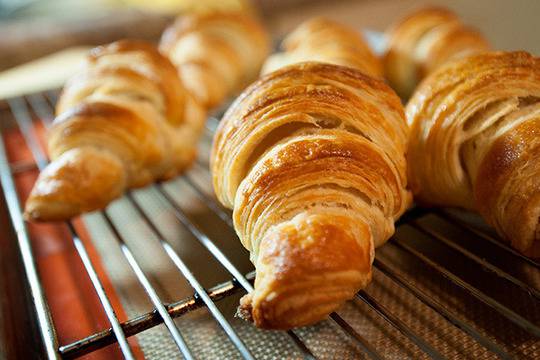 Бутер кроасани с масло и сирене