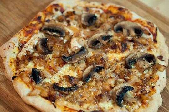 Пица с лук и гъби