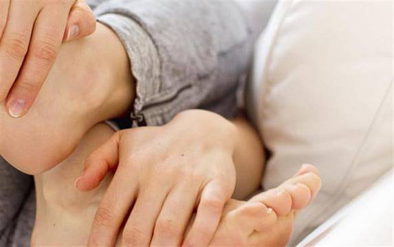 Защо страдаме от студени ръце и крака