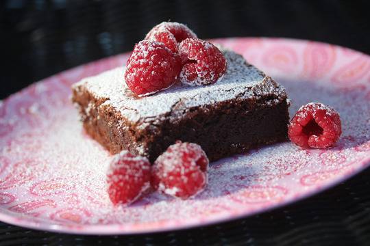 Шоколадов сладкиш с шоколад и малини