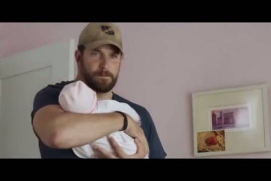 Подигравки заради фалшиво бебе в „Американски снайперист“