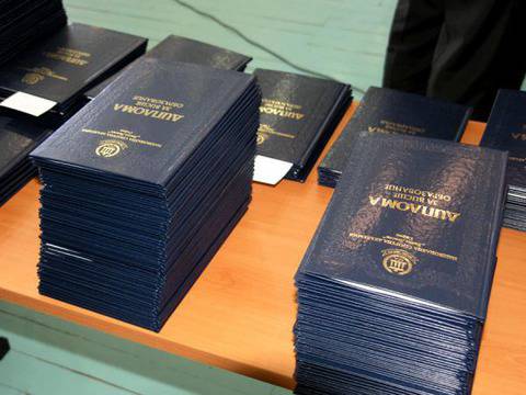 Нова услуга – може да си купиш дипломи за средно и висше образование в интeрнет