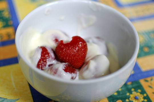 Ягоди с крем от сметана и маскарпоне