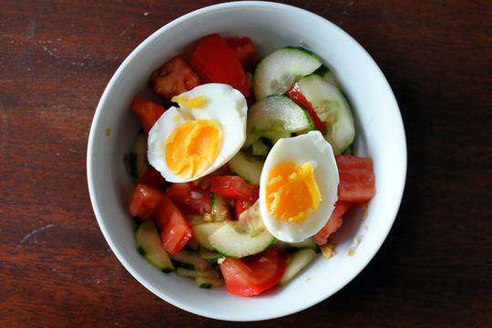 Салата от домати, краставици и яйце