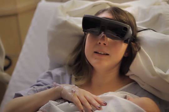 Сляпа жена вижда новороденото си бебе за първи път