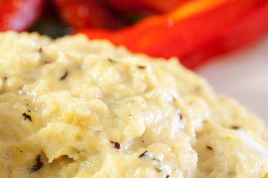 Бъркани яйца със сирене и риган