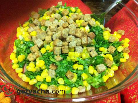 Зелена салата с царевица и кротони