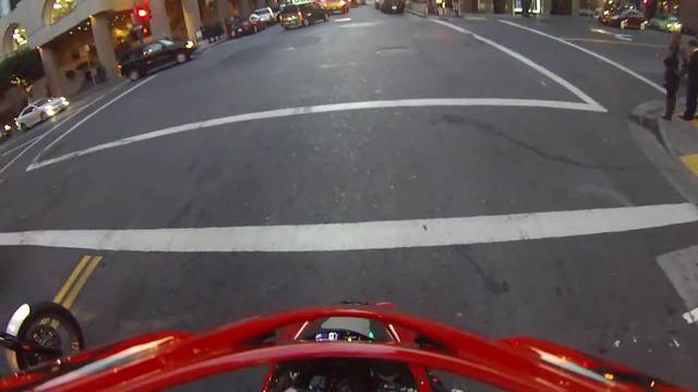 Моторист прави салто и се приземява на крака, след тежка катастрофа