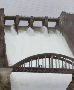 Язовир Кърджали прелива като Ниагара (СНИМКИ)