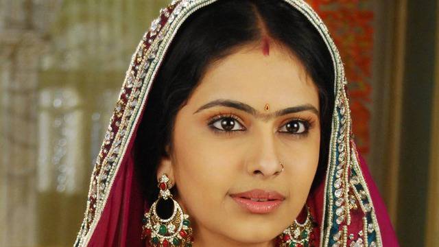 Коя e Авика Гор извън малкия екран?