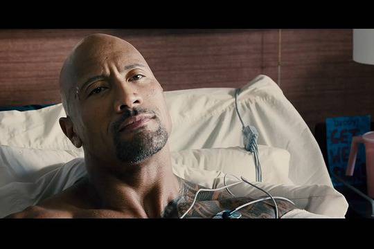 Скалата в болница след сблъсък с Джейсън Стейтъм