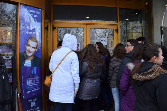 Кой задръсти жълтите павета? „Влогърът“ Емил Конрад