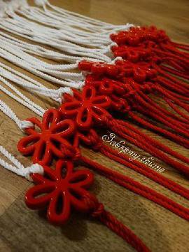 Мартеници гривни с червено цвете