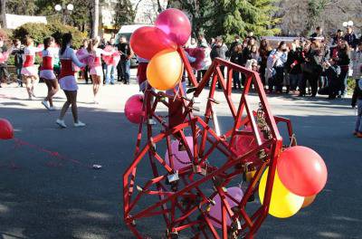 Катинарчета за вечна любов поставиха младежи в парк Пети октомври в Стара Загора (СНИМКИ)