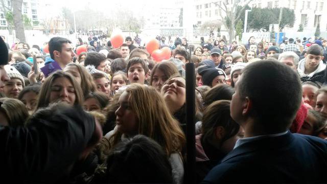 Огромен интерес към Емил Конрад и в Бургас (видео)