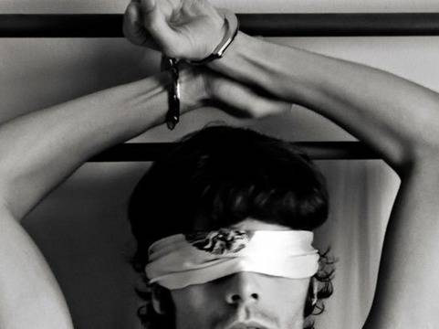 Как да се измъкнеш от белезниците на приятелката си, след като гледа „50 нюанса сиво“