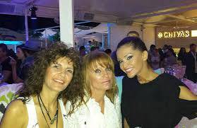 Жената на Голямата Бирма върти кръшни танци в скута на млади любовници