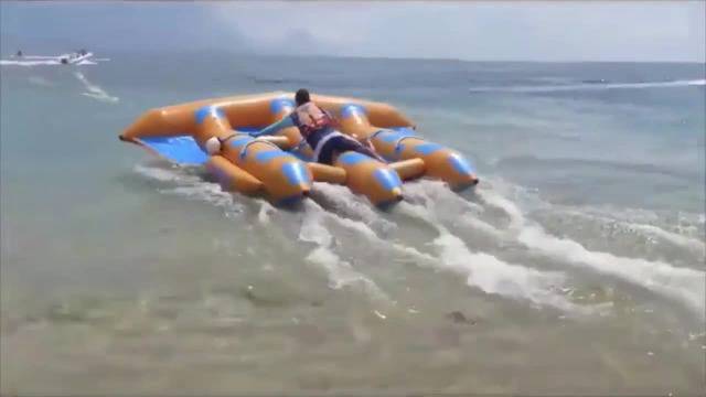 Пич лети върху надуваема лодка Like A Boss