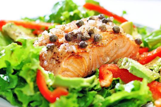 Пържена сьомга с каперси