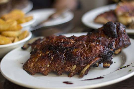 Свински ребърца на фурна с червено вино