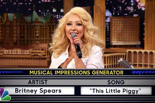 Кристина Агилера имитира колежки