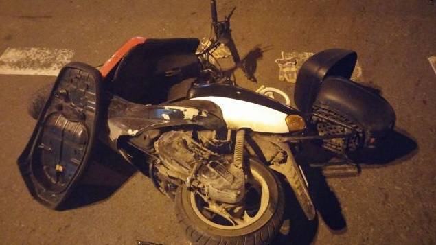 Мерцедес блъсна моторист и избяга (снимки)