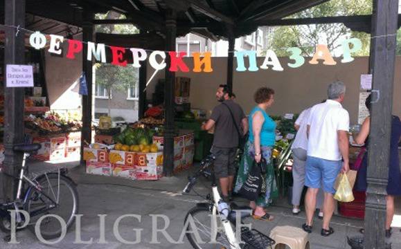 Баба Марта кичи с ръчно изработени мартеници на биопазара днес