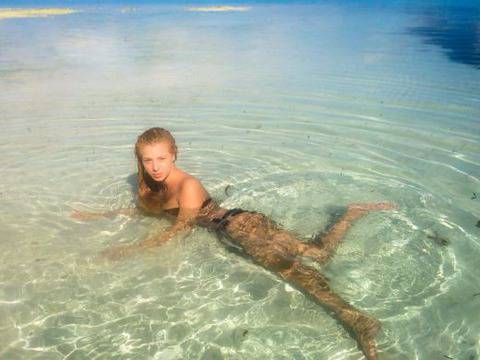 И Кучкова завъртя дупе на екзотичен плаж