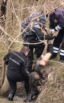 Потресаващи снимки от изваждането на тялото на Вероника