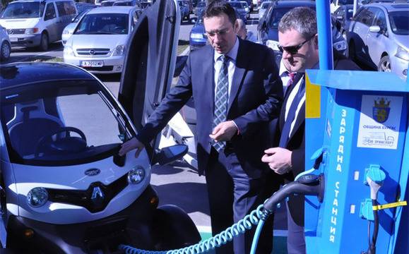 В Бургас заработи първата постоянна зарядна станция за електромобили
