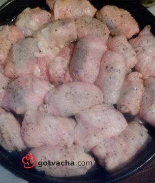 Пълнени пилешки кожички с шунка, кашкавал и кисели краставички