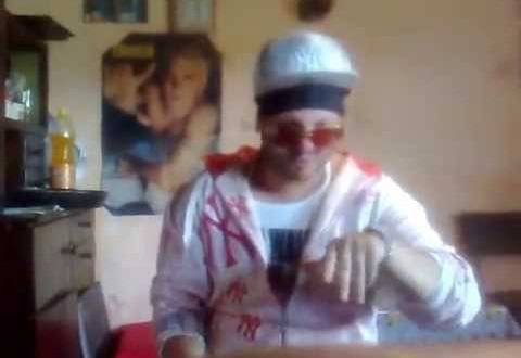 Човекът с големите ръки възпява бицепсите си!