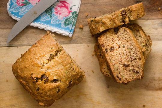 Какаов кекс с орехи и стафиди