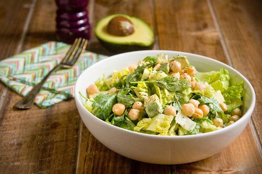 Зелена салата с рукола, нахут и авокадо здравословно