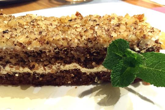 Медена торта с орехи и маскарпоне