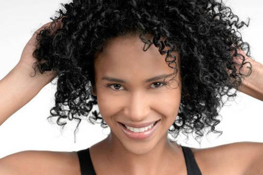 За гъста и гладка като коприна коса си правете маска с ябълков оцет, яйца и рициново масло