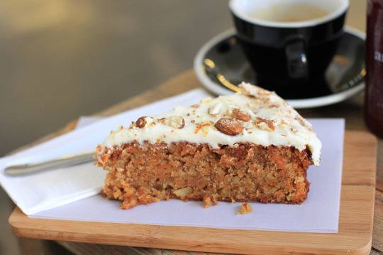 Сладкиш с моркови, бадеми и нежна глазура