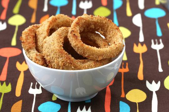 Панирани лучени кръгчета с брашно и галета