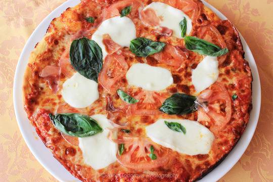 Домашна пица с прошуто и моцарела