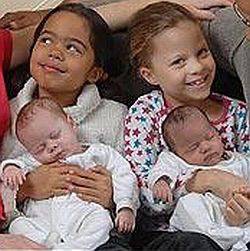 Семейство с близначки от различна раса за 2-ри път