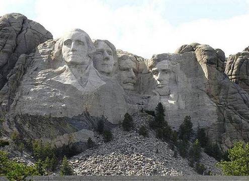 Гигантски статуи изсечени в скали