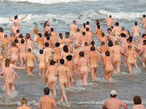 Нудисти поставиха световен рекорд по голо къпане! Виж снимки и видео!