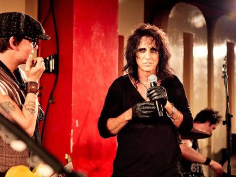 Джони Деп заби на концерт на Алис Купър (Видео)