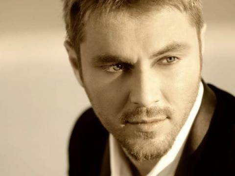 Скандал с Миро, поп звездата забрани излъчването на „Губя контрол, когато…“ в България