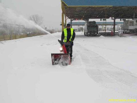 Митницата разчиства край Дунав мост със собствен снегорин