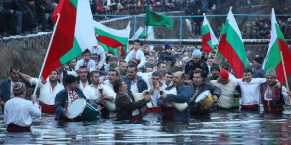 Над 100 000 българи празнуват Йордановден